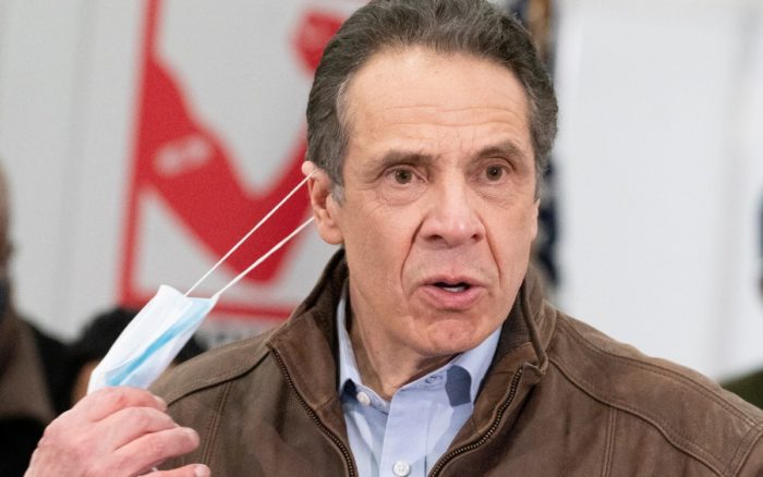 Mujer que acusó de abusos al gobernador de Nueva York Cuomo presenta demanda criminal