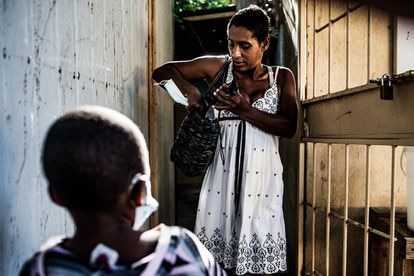 Aissa Ibrahim Chicalia comenzó a tomar metadona el 9 de septiembre de 2020 y ha logrado olvidarse de la heroína. En la imagen está en el centro de salud de Alto-Maé, donde recibe su dosis diaria, en compañía de su hijo menor. Pincha en la imagen para ver la fotogalería completa.