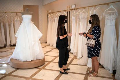 Tatiana Noreña habla con una empleada en la tienda Pronovias en Madrid. 