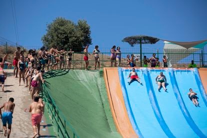 Cola para los toboganes de la piscina de Castronuño.