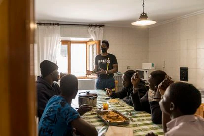 Con un grupo de migrantes a los que llevó viandas.
