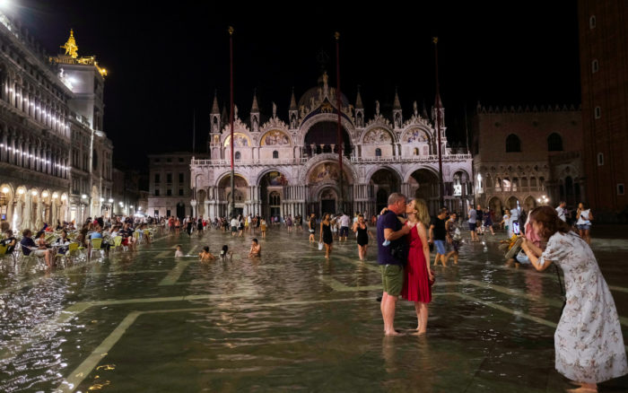 Turistas recorren la plaza de Venecia afectada por una inusual inundación de verano