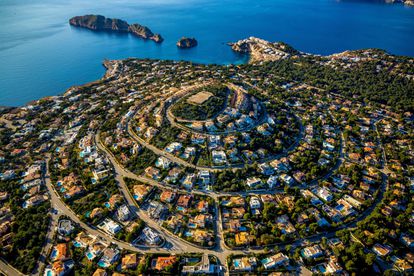 Asentamiento de casas con piscinas en una colina en Santa Ponsa, Mallorca.