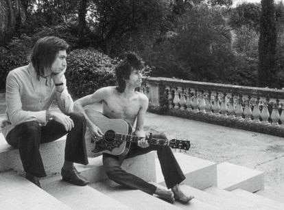 Charlie Watts (izquierda) y Keith Richards (derecha), en las escaleras de la terraza con vistas al mar, 1971.
