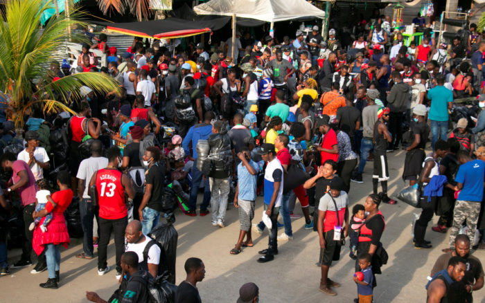 Migrantes rumbo a EU saturan ciudad colombiana tras levantarse cierre de frontera por Covid