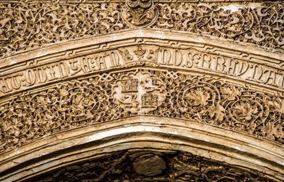 Arco de la Puerta del Perdón de la mezquita con el escudo del rey Enrique II, construido en 1377, dentro de un gran proyecto de decoración de la Corona.