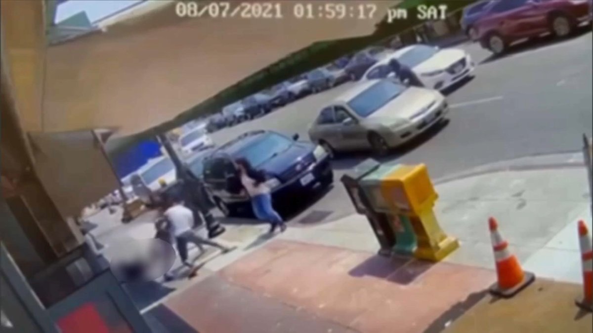 Golpes y balazos: violento intento de robo por una cartera en plena luz del día queda captado en video