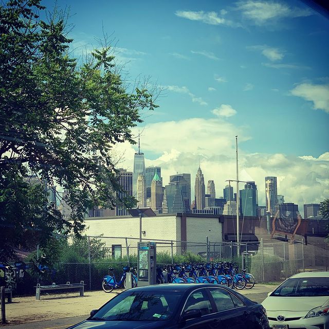 tom ellis rumbo a la ciudad de nueva york para filmar