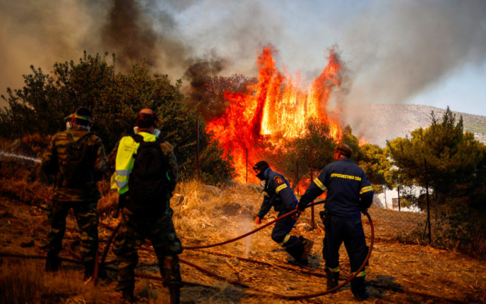 Incendios forestales avanzan a las afueras de Atenas; aldeas son evacuadas