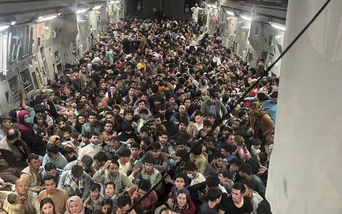 Así escaparon 640 afganos de los talibán; la foto que conmovió al mundo