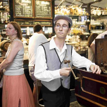 Mario Villagrasa, tocando el organillo en un bar de Madrid durante las fiestas de la Paloma. DAVID EXPÓSITO