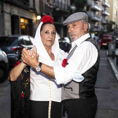 Aurora Castro (70 años) y Jose María Carbajal (77 años), vestidos de chulapos durante las fiestas de la Paloma. DAVID EXPÓSITO
