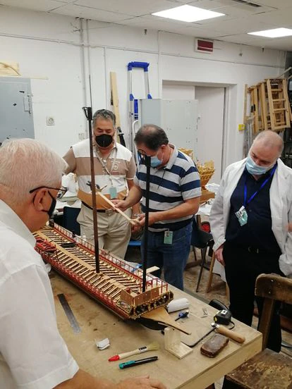 Modelistas del Museo Naval reconstruyendo la nave 'Real', de  Juan de Austria.