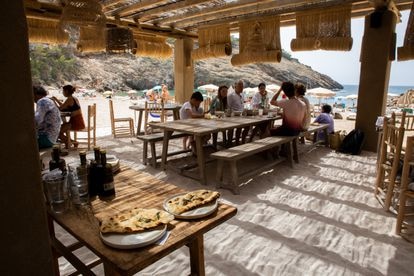 Restaurante El Silencio Ibiza, sobre la arena de cala Molí. 