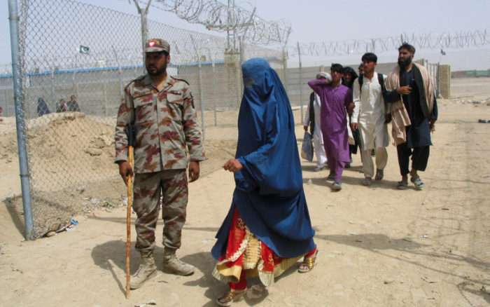 Talibanes dicen que quieren la paz y que respetarán derechos de las mujeres bajo ley islámica