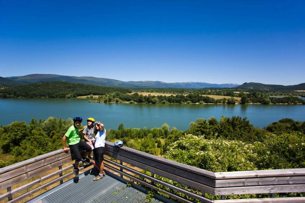 La vía verde del embalse de Ullíbarri Gamboa, en Vitoria.
