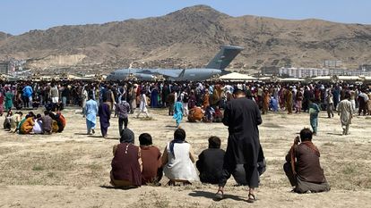Cientos de afganos rodeaban este lunes un avión militar de transporte de EE UU en el aeropuerto de Kabul.