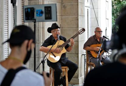Eliades Ochoa acompañado del laudista Barbarito Torres en La Habana, en junio de 2020.