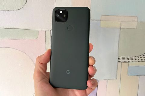 stefan sosteniendo google pixel 5a 5g