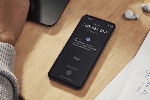 teléfono google pixel 5a 5g en el escritorio junto a la persona que trabaja en la computadora portátil