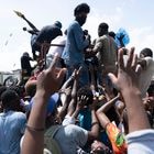 Personas que habitan el albergue en el estadio de futbol disputan por las bolsas de agua que han llevado las organizaciones de ayuda. Cientos de familias se refugian en el Estadio de Gabion, en Los Cayos tras el terremoto de magnitud de 7,2, el sábado pasado. Cientos de familias se albergan en el campamento que han perdido sus casasa consecuencia del seísmo. Familias han atado maderas y mantas para guarecerse de las inclemencias del tiempo, despúes de pasar la tormenta tropical Grace.