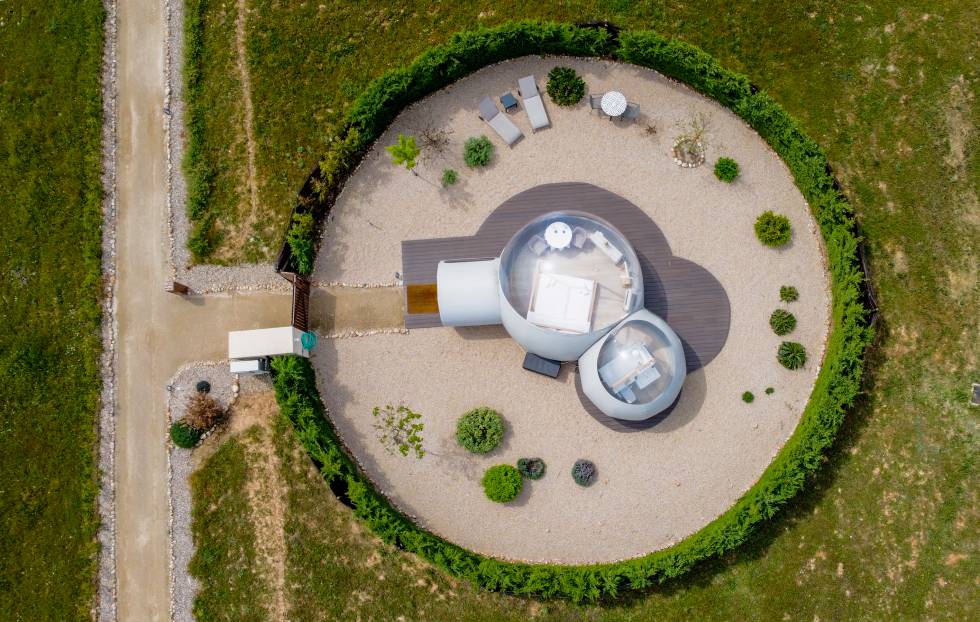 Vista cenital de una de las ocho burbujas de plástico de 30 metros cuadrados del Hotel Miluna, en Hormigos (Toledo), donde dormir con todos los lujos, el más importante: contemplar el cielo desde la cama, arropados por un manto de estrellas.