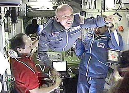 El millonario estadounidense Dennis Tito, durante su estancia en la Estación Espacial Internacional.