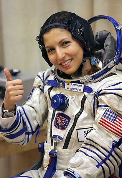 Anousheh Ansari, primera mujer turista espacial, saluda antes de partir hacia la ISS.