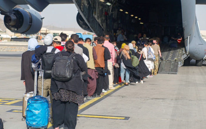 OTAN promete acelerar evacuaciones desde Afganistán en medio de aumento de críticas | Video