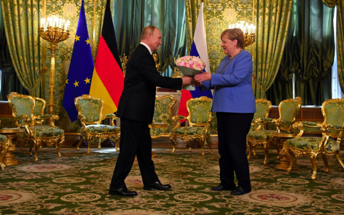 Merkel y Putin se reúnen en el primer aniversario del ataque contra el opositor ruso Navalny