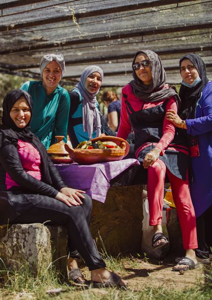 Miembros de la familia Soued, que procede de Tánger y vive en Madrid, durante una barbacoa en La Panera, en Segovia. 