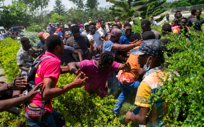 A una semana del terremoto, Haití enfrenta ira y desesperación; se aviva temor por la seguridad