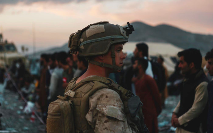 EU pide a sus ciudadanos mantenerse lejos del aeropuerto de Kabul a medida que crece el caos