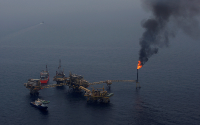 Se incendia plataforma marina de Pemex en Campeche