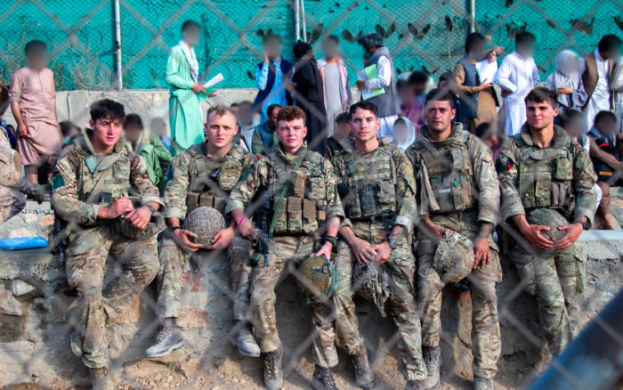 Biden enfrenta presión para extender plazo de la salida de EU de Kabul en medio del caos | Video