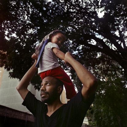 Nica Guerrero carga a su hijo Biko en el estacionamiento de su conjunto residencial.