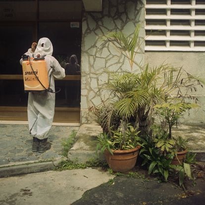 Desinfección de un estacionamiento en Caracas. 
