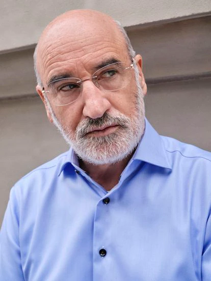 Dice Fernando Aramburu que los vencejos son un elemento distintivo de Madrid: "Le da carácter de bandada y de desbandada, ¿qué hacemos abajo nosotros? Lo mismo que ellos, ir y venir, entrecruzarnos". En la foto, el escritor retratado en Hannover.