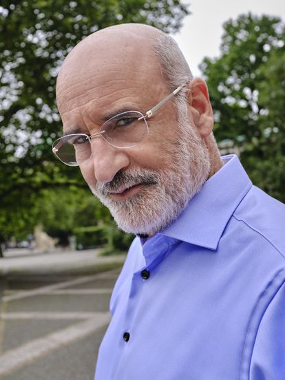 "Hay un personaje en mi novela que vota a Vox, aunque se considera de izquierdas. Es un votante emocional, no racional, un tipo enrabietado", explica Aramburu, retratado aquí en Hannover (Alemania). 