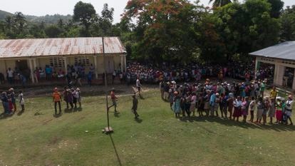 Las filas durante la entrega de alimentos en la escuela rural de la montaña.