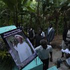 La tumba donde descansa Marie Monique Phildor está bajo la vivienda de sus familiares, entre los árboles de plátano que rodean la casa, y también bajo la que era su iglesia, que quedó destruida con el sismo.