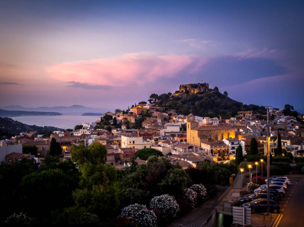 Vista de Begur y su castillo al atardecer, en la Costa Brava.