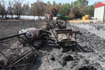 Raimundo Jimenez, vecino de Sotalbo, muestra como ha quedado una explotación ganadera después del incendio.
