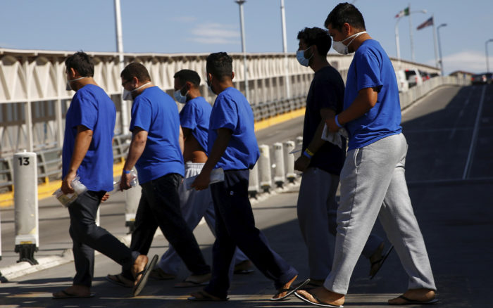 Corte Suprema de EU ordena que Biden reviva la política migratoria de ‘permanecer en México’ de la era Trump