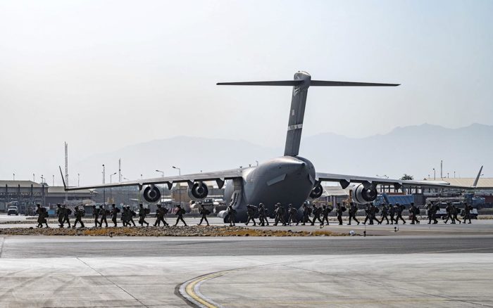 Afganistán EU confirma la salida de ‘cientos’ de soldados tras cumplir misión en aeropuerto de Kabul