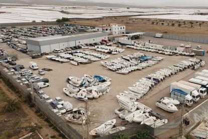 Decenas de pateras se almacenan en un desguace de la localidad almeriense de Níjar.