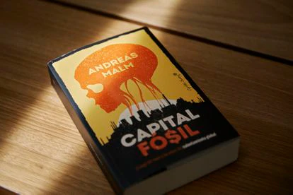 Uno de los libros traducidos al español del ecologista Andreas Malm, en la librería Finestres de Barcelona.