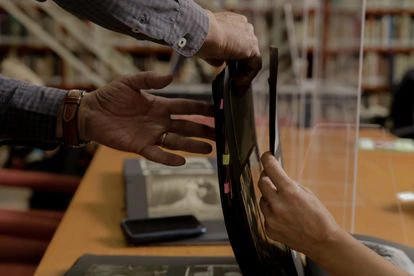 Algunas de las imágenes contienen datos al reverso, pero gran parte del archivo permanece sin información.