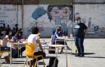 El profesor Gaston Siano da la bienvenida a sus alumnos durante el primer día de clases presenciales, en Buenos Aires, Argentina, 13 de octubre de 2020.