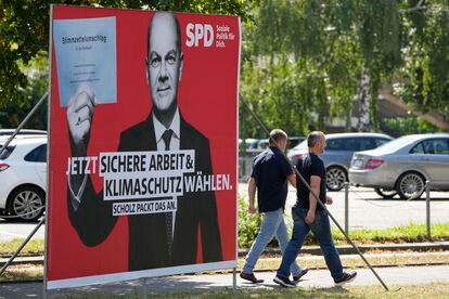 Cartel electoral del SPD y Olaf Scholz en una calle de Düsseldorf esta semana.